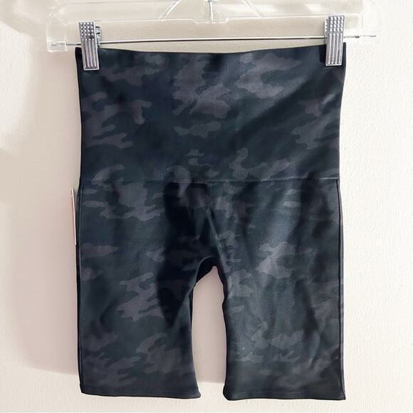 Spanx Look at Me Now Bike Short in Black Camo Medium NWT - Picture 7 of 8
